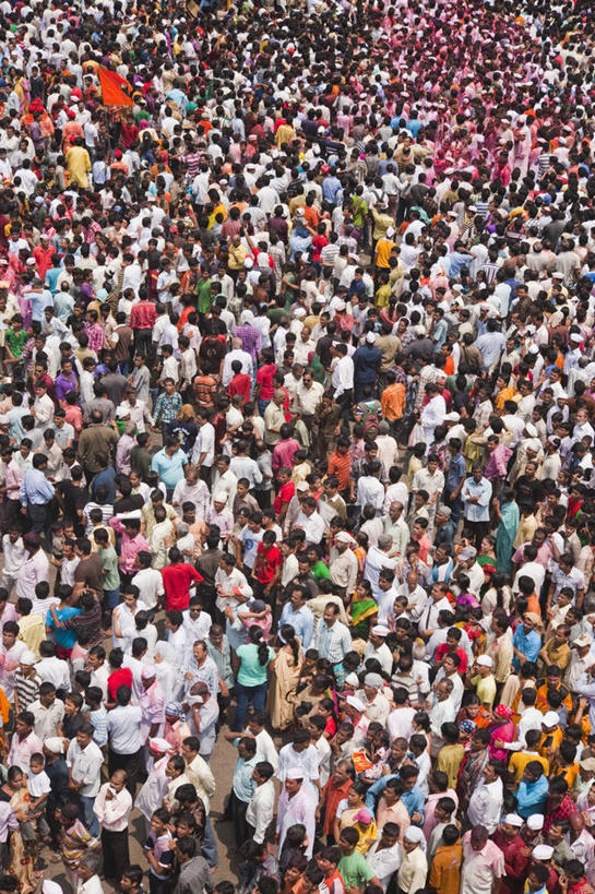 观众,站,竖图,俯视,室外,白天,印度,亚洲,阴影,服装,光线,影子,许多人,注视,休闲装,衣服,阳光,观察,看,站着,一群人,休闲,休闲服,服饰,观看,察看,关注,南亚,首府,印度共和国,人山人海,马哈拉施特拉邦,孟买,摩肩接踵,男人,男性,年轻男性,年轻女性,女人,女性,亚洲人,印度人,观赏人员,站立,半身,彩图,高角度拍摄