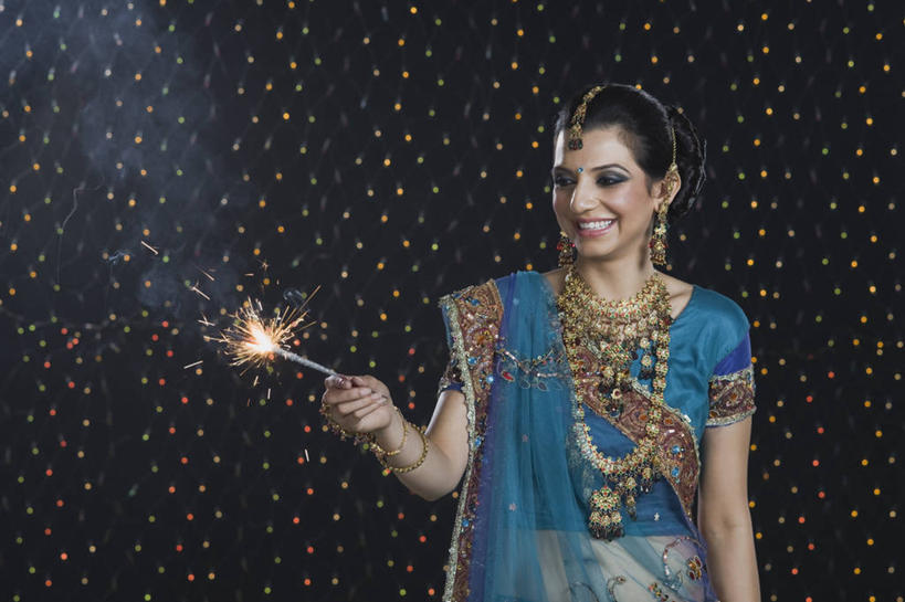 一个人,站,笑,微笑,露齿笑,横图,室内,白天,正面,民族服装,烟火,项链,亚洲,仅一个年轻女性,仅一个女性,仅一个人,握,阴影,光线,影子,灯光,注视,一个,焰火,耳环,手链,观察,看,站着,握着,服饰,手镯,单个,观看,飘逸,察看,庄重,关注,礼花,追求,镯子,仙女棒,纱丽,雅致,花炮,礼花炮,耳饰,纱丽服,清婉,妍丽,手持喷泉,手持烟花,年轻女性,女人,女性,亚洲人,印度人,烟花,站立,半身,彩图,传统服装,民俗服,奢华