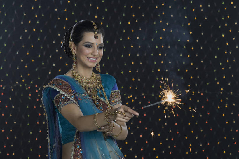 一个人,站,笑,微笑,露齿笑,横图,室内,白天,正面,民族服装,烟火,项链,亚洲,仅一个年轻女性,仅一个女性,仅一个人,握,阴影,光线,影子,灯光,注视,一个,焰火,耳环,手链,观察,看,站着,握着,服饰,手镯,单个,观看,飘逸,察看,庄重,关注,礼花,追求,镯子,仙女棒,纱丽,雅致,花炮,礼花炮,耳饰,纱丽服,清婉,妍丽,手持喷泉,手持烟花,年轻女性,女人,女性,亚洲人,印度人,烟花,站立,半身,彩图,传统服装,民俗服,奢华