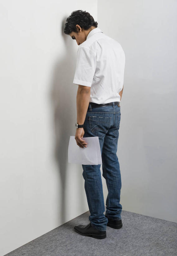 一个人,商务人士,商务男性,站,竖图,室内,白天,侧面,衬衫,失败,地板,亚洲,仅一个男性,仅一个人,握,阴影,套装,沮丧,时间,反射,材料,档案,时钟,手表,文件,影子,纸,墙,墙角,地面,拿,计时,拿着,注视,墙壁,墙面,仅一个年轻男性,白色,手稿,资料,钟表,低头,观察,看,站着,难受,表,无奈,握着,观看,失望,悲伤,腕表,证明,察看,伤心,难过,关注,失落,文档,商务装,工薪阶层,颓废,挫败,受挫,落败,落空,错过,失足,失意,失策,失算,颓丧,衰颓,悲哀,懊丧,颓靡,气馁,丧气,败北,挫折,失利,男人,男性,年轻男性,亚洲人,印度人,白领,上班族,钟,站立,彩图,全身,衬衣