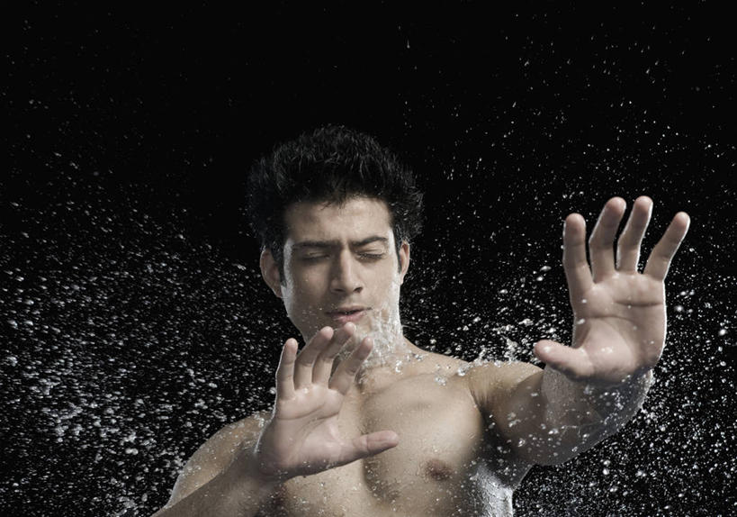 一个人,站,闭眼,横图,室内,白天,正面,水,亚洲,仅一个男性,仅一个人,阴影,飞溅,黑色背景,溅,反射,液体,影子,水滴,裸露,水珠,仅一个年轻男性,站着,阻挡,摄影,影棚,赤裸,喷洒,裸,阻拦,拦截,拦挡,男人,男性,年轻男性,亚洲人,印度人,闭眼睛,闭着眼,闭着眼睛,站立,半身,彩图,影棚拍摄,拍摄