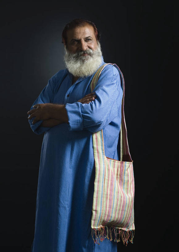 胡须,一个人,站,双手交叉,竖图,室内,白天,正面,民族服装,亚洲,仅一个男性,仅一个人,阴影,黑色背景,反射,包,影子,注视,观察,看,站着,仅一个老年男性,摄影,影棚,观看,单肩包,察看,双手抱胸,关注,斜挎包,老年男性,男人,男性,亚洲人,印度人,胡子,络腮胡,站立,半身,彩图,影棚拍摄,传统服装,民俗服,拍摄