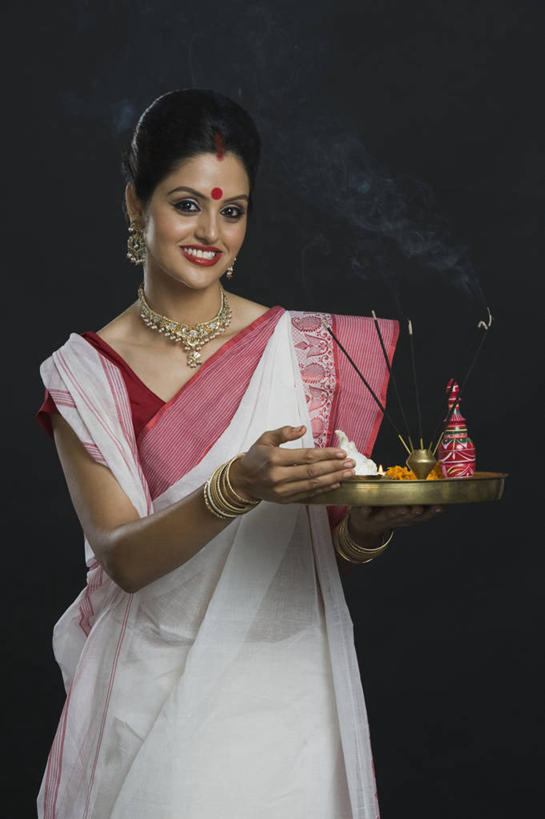 痣,一个人,站,举,笑,微笑,露齿笑,竖图,室内,白天,正面,民族服装,蜡烛,项链,亚洲,仅一个年轻女性,仅一个女性,仅一个人,五个,许多,握,阴影,黑色背景,节日,反射,罐子,影子,烟雾,陶瓷制品,燃烧,注视,文化,佛香,装饰品,耳环,瓶子,饰品,手链,首饰,香火,香烛,观察,看,祈祷,祈福,托,站着,健康,握着,许愿,摄影,宗教,服饰,手镯,信仰,影棚,烧香,观看,纪念,飘逸,祈求,察看,庄重,关注,追求,镯子,陶瓷瓶,纱丽,吉祥痣,朱砂痣,雅致,避邪,耳饰,消灾,纱丽服,清婉,妍丽,迪勒格,平安,年轻女性,女人,女性,亚洲人,印度人,举起,举手,举着,向上举,向上伸,向上托,站立,半身,彩图,影棚拍摄,传统服装,民俗服,拍摄,奢华