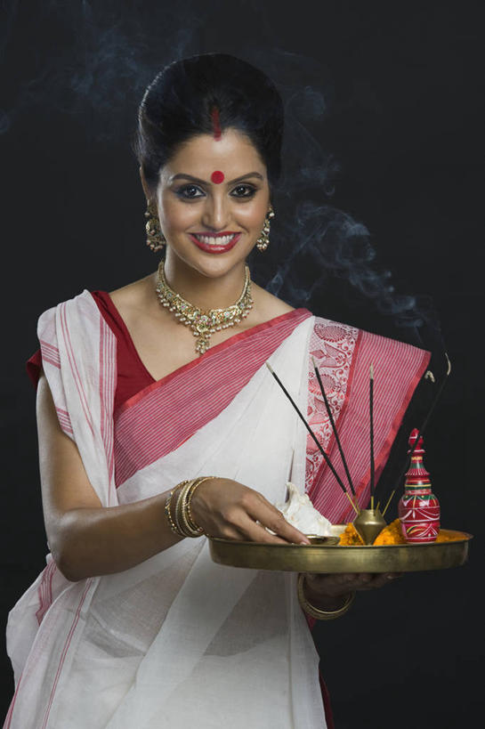 痣,一个人,站,笑,微笑,露齿笑,竖图,室内,白天,正面,民族服装,蜡烛,项链,亚洲,仅一个年轻女性,仅一个女性,仅一个人,五个,许多,握,阴影,黑色背景,节日,反射,罐子,影子,烟雾,陶瓷制品,燃烧,注视,文化,佛香,装饰品,耳环,瓶子,饰品,手链,首饰,香火,香烛,观察,看,祈祷,祈福,站着,健康,握着,许愿,摄影,宗教,服饰,手镯,信仰,影棚,烧香,观看,纪念,飘逸,祈求,察看,庄重,关注,追求,镯子,陶瓷瓶,纱丽,吉祥痣,朱砂痣,雅致,避邪,耳饰,消灾,纱丽服,清婉,妍丽,迪勒格,平安,年轻女性,女人,女性,亚洲人,印度人,站立,半身,彩图,影棚拍摄,传统服装,民俗服,拍摄,奢华