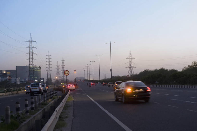 无人,高楼大厦,栏杆,横图,室外,白天,正面,度假,美景,日落,城市风光,城市,大厦,道路,建筑,路,路灯,摩天大楼,公路,摩托车,汽车,照明,印度,亚洲,许多,电力,电线,电线杆,线,景观,晚霞,霞光,落日,围栏,灯光,分界线,电能,停车线,交通,线路,娱乐,建设,护栏,车,灯,天空,黄昏,交通工具,轿车,天,享受,休闲,景色,彩霞,放松,电,车行道,车行道分界线,电源,照亮,照明设备,载具,标线,南亚,能量,车行线,印度共和国,夕照,薄暮,哈里亚纳,哈里亚纳邦,夕阳,马路,彩图,傍晚,大楼,高层建筑,高楼,摩天楼,古尔冈,斜阳