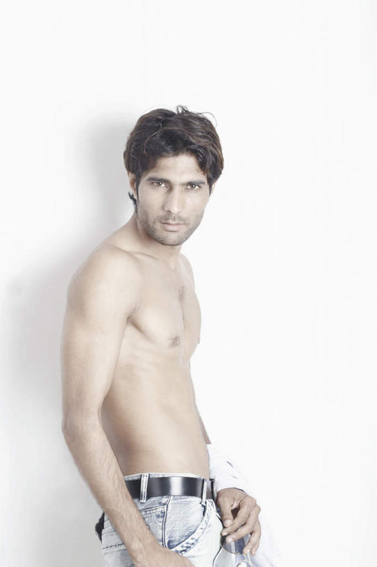 一个人,站,竖图,室内,白天,白色背景,侧面,亚洲,仅一个男性,仅一个人,裸露,仅一个年轻男性,靠,靠着,站着,摄影,影棚,赤裸,裸,男人,男性,年轻男性,亚洲人,印度人,半身,彩图,影棚拍摄,拍摄