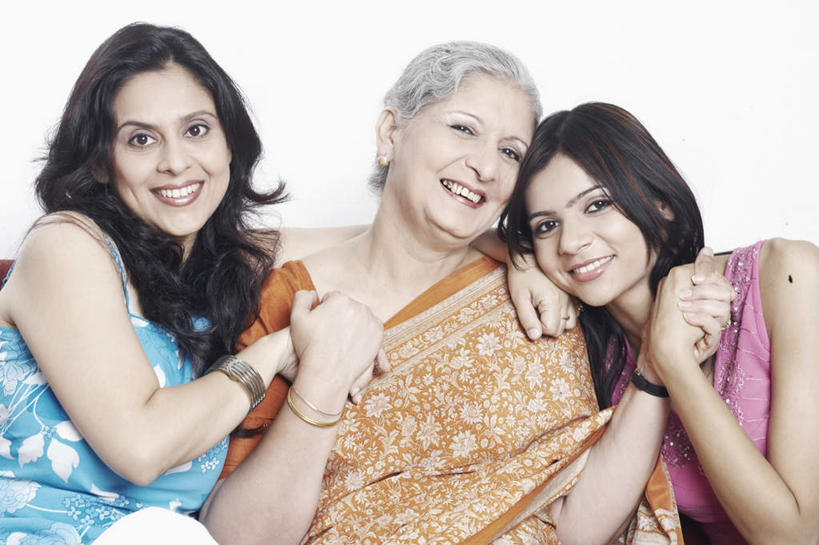 三个人,家庭,母亲,女儿,客厅,坐,握手,笑,微笑,露齿笑,横图,室内,白天,白色背景,正面,民族服装,亚洲,注视,休闲装,观察,看,休闲,温暖,温馨,母女,一家人,休闲服,母爱,摄影,服饰,影棚,观看,飘逸,和睦,察看,起居室,庄重,关注,追求,纱丽,雅致,纱丽服,清婉,妍丽,客堂,老年女性,年轻女性,女人,女性,中年女性,亚洲人,印度人,搀手,拉手,手拉手,手握手,坐着,半身,彩图,影棚拍摄,传统服装,民俗服,拍摄,融洽,奢华