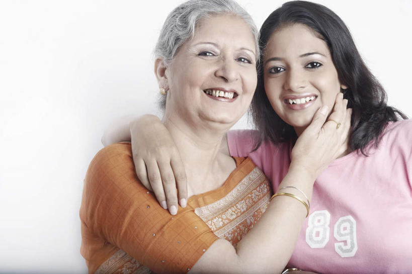 两个人,家庭,祖母,站,抱,笑,摸,微笑,露齿笑,横图,室内,白天,白色背景,正面,民族服装,亚洲,抚摸,休闲装,站着,休闲,温暖,温馨,一家人,休闲服,摄影,服饰,影棚,奶奶,抱着,飘逸,和睦,搂着,庄重,追求,外婆,纱丽,雅致,纱丽服,清婉,妍丽,老年女性,年轻女性,女人,女性,亚洲人,印度人,孙女,触摸,接触,搂,搂抱,半身,彩图,影棚拍摄,传统服装,民俗服,拍摄,融洽,奢华