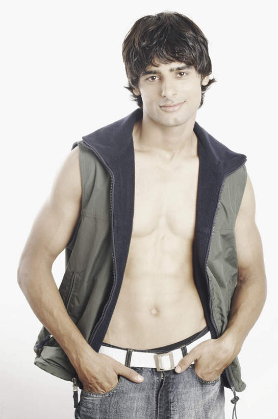 一个人,站,竖图,室内,白天,白色背景,正面,亚洲,仅一个男性,仅一个人,服装,注视,休闲装,仅一个年轻男性,衣服,观察,看,站着,休闲,休闲服,摄影,服饰,影棚,观看,察看,关注,男人,男性,年轻男性,亚洲人,印度人,插兜,两手抄兜,两手放兜,手插兜,手放口袋,半身,彩图,影棚拍摄,拍摄