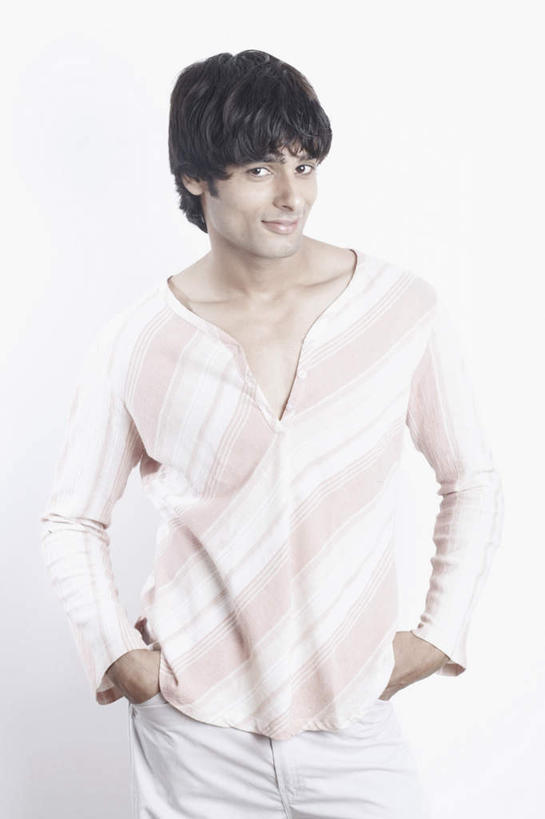 一个人,站,竖图,室内,白天,白色背景,正面,亚洲,仅一个男性,仅一个人,服装,注视,休闲装,仅一个年轻男性,衣服,观察,看,站着,休闲,休闲服,摄影,服饰,影棚,观看,察看,关注,男人,男性,年轻男性,亚洲人,印度人,插兜,两手抄兜,两手放兜,手插兜,手放口袋,半身,彩图,影棚拍摄,拍摄