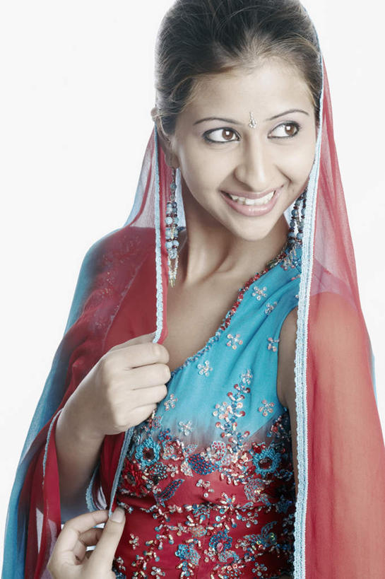 一个人,笑,微笑,露齿笑,竖图,室内,白天,白色背景,正面,民族服装,亚洲,仅一个年轻女性,仅一个女性,仅一个人,耳环,摄影,服饰,影棚,飘逸,戴着,庄重,追求,纱丽,雅致,纱丽服,清婉,妍丽,年轻女性,女人,女性,亚洲人,印度人,半身,彩图,影棚拍摄,传统服装,民俗服,拍摄,奢华