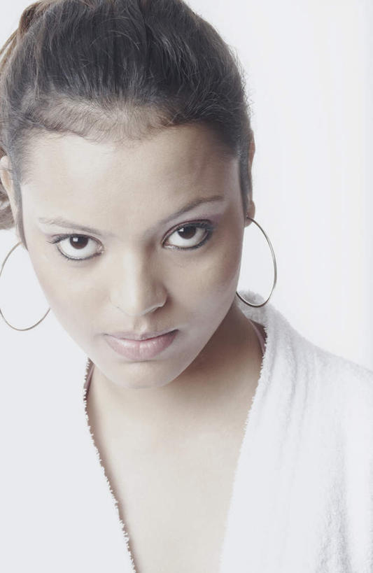 脸,脸颊,一个人,竖图,室内,白天,白色背景,正面,浴袍,亚洲,仅一个年轻女性,仅一个女性,仅一个人,注视,耳环,观察,看,摄影,影棚,观看,戴着,察看,关注,年轻女性,女人,女性,亚洲人,印度人,脸部,脸蛋,面部,半身,彩图,影棚拍摄,汤帷子,浴衣,拍摄