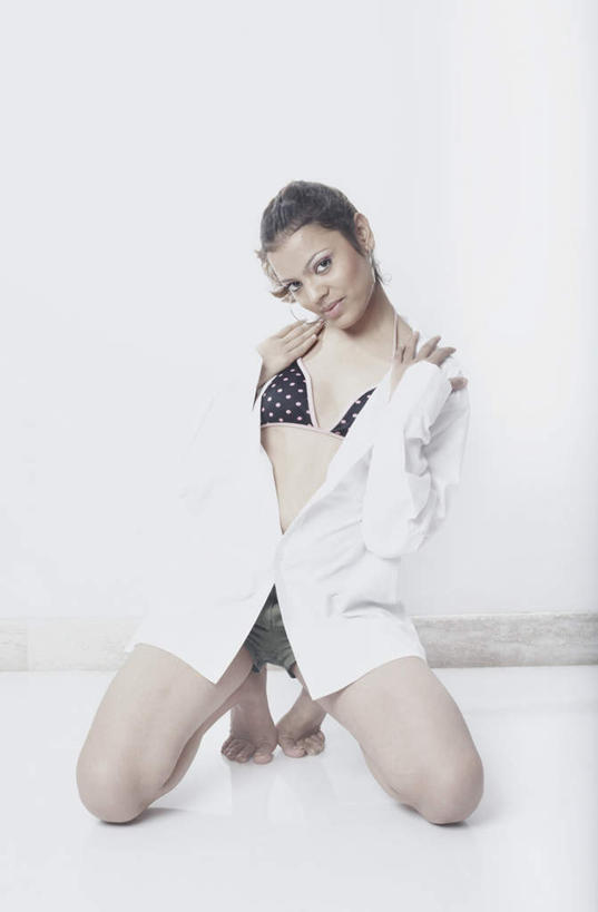 一个人,竖图,室内,白天,正面,亚洲,仅一个年轻女性,仅一个女性,仅一个人,内衣,瓷砖,地砖,地面,注视,休闲装,观察,看,胸罩,文胸,观看,察看,关注,乳罩,胸衣,年轻女性,女人,女性,亚洲人,印度人,跪着,彩图,全身