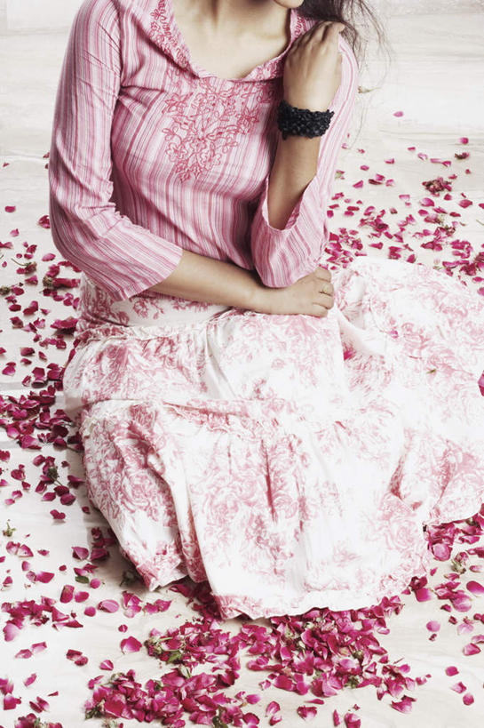 一个人,坐,竖图,俯视,室内,白天,裙子,地板,亚洲,仅一个年轻女性,仅一个女性,仅一个人,戴,灰色背景,地面,花蕾,休闲装,长裙,木地板,花,花瓣,鲜花,手链,花苞,花蕊,休闲,休闲服,摄影,影棚,半身裙,年轻女性,女人,女性,亚洲人,印度人,长发,坐着,半身,彩图,高角度拍摄,影棚拍摄,拍摄