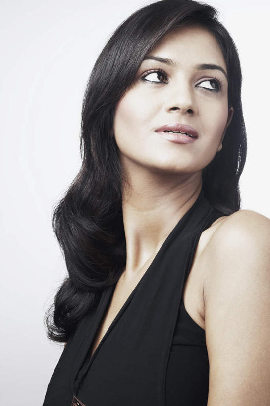 脸,头,脸颊,头发,一个人,竖图,室内,特写,白天,正面,裙子,亚洲,仅一个年轻女性,仅一个女性,仅一个人,灰色背景,扭头,注视,长裙,肩膀,黑色,观察,看,转头,摄影,影棚,观看,察看,关注,年轻女性,女人,女性,亚洲人,印度人,头部,长发,卷发,脸部,脸蛋,面部,半身,彩图,影棚拍摄,拍摄