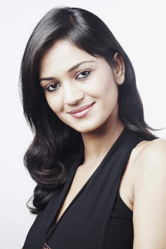 脸,头,脸颊,头发,一个人,竖图,室内,特写,白天,正面,裙子,亚洲,仅一个年轻女性,仅一个女性,仅一个人,灰色背景,扭头,注视,长裙,肩膀,黑色,观察,看,转头,摄影,影棚,观看,察看,关注,年轻女性,女人,女性,亚洲人,印度人,头部,长发,卷发,脸部,脸蛋,面部,半身,彩图,影棚拍摄,拍摄