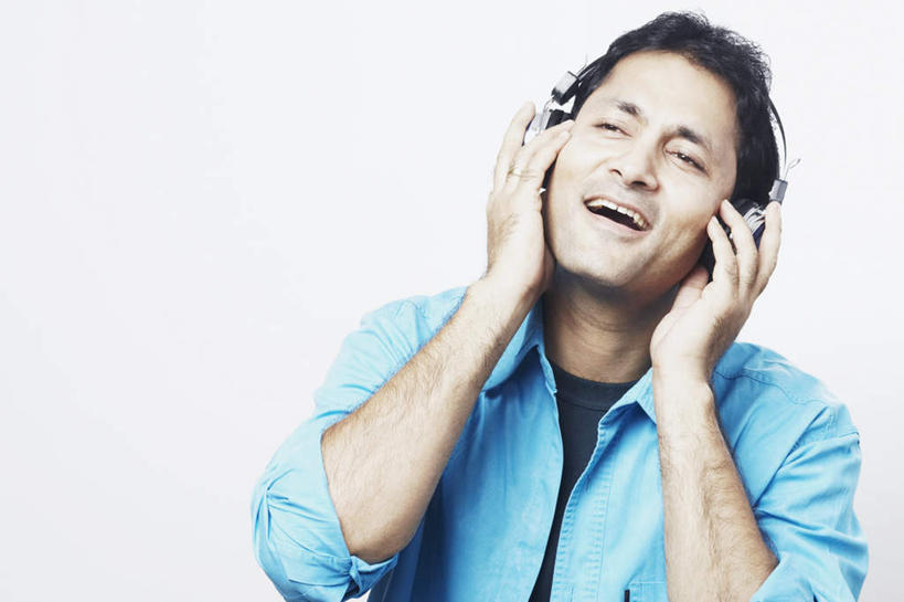 一个人,笑,微笑,露齿笑,横图,室内,白天,正面,亚洲,仅一个男性,仅一个人,戴,灰色背景,注视,休闲装,仅一个年轻男性,耳机,耳麦,扶,观察,看,休闲,休闲服,摄影,影棚,观看,察看,扶着,关注,男人,男性,年轻男性,亚洲人,印度人,抬头,仰头,半身,彩图,影棚拍摄,拍摄