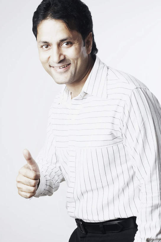 一个人,站,笑,微笑,露齿笑,竖图,室内,白天,正面,满意,亚洲,仅一个男性,仅一个人,灰色背景,注视,休闲装,鼓励,仅一个年轻男性,观察,看,手势,站着,休闲,休闲服,摄影,影棚,观看,察看,关注,男人,男性,年轻男性,亚洲人,印度人,半身,彩图,影棚拍摄,拍摄