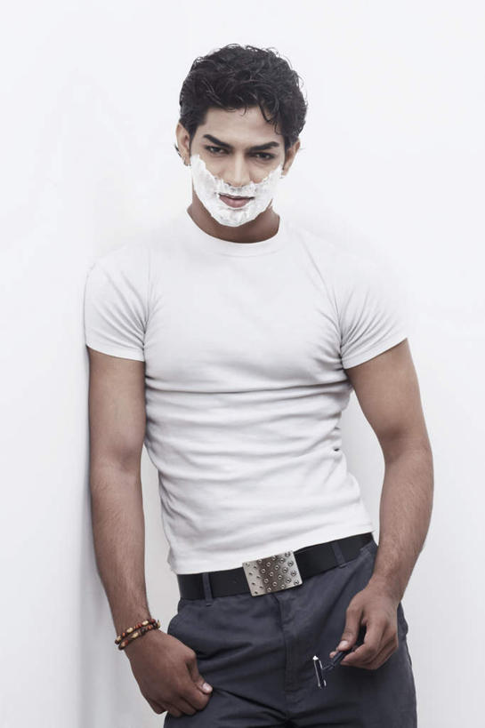 一个人,站,笑,微笑,露齿笑,竖图,室内,白天,白色背景,正面,T恤衫,亚洲,仅一个男性,仅一个人,泡沫,T恤,注视,仅一个年轻男性,白色,观察,看,站着,摄影,影棚,观看,剃须膏,察看,关注,剃须,剃须泡沫,剃须啫喱,刮胡泡,刮胡啫喱,剃须沫,剃须泡,男人,男性,年轻男性,亚洲人,印度人,插兜,两手抄兜,两手放兜,手插兜,手放口袋,站立,半身,彩图,影棚拍摄,拍摄