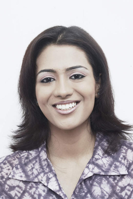 脸,头,脸颊,头发,一个人,站,微笑,露齿笑,竖图,室内,特写,白天,白色背景,正面,衬衫,亚洲,仅一个年轻女性,仅一个女性,仅一个人,格纹,注视,肩膀,紫色,黑色,观察,看,站着,摄影,影棚,观看,察看,关注,年轻女性,女人,女性,亚洲人,印度人,头部,卷发,脸部,脸蛋,面部,站立,半身,彩图,影棚拍摄,衬衣,拍摄,短发