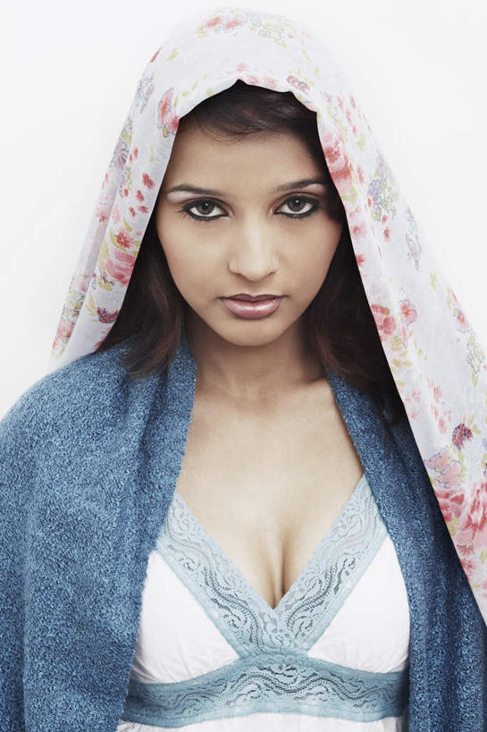 西方人,一个人,站,竖图,室内,白天,白色背景,正面,欧洲,欧洲人,仅一个年轻女性,仅一个女性,仅一个人,服装,注视,休闲装,衣服,蓝色,观察,看,站着,休闲,休闲服,披风,摄影,服饰,影棚,观看,察看,关注,年轻女性,女人,女性,白种人,站立,半身,彩图,影棚拍摄,拍摄