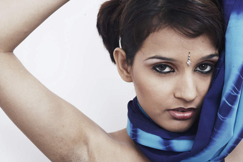 脸,头,脸颊,痣,一个人,模特,站,横图,室内,特写,白天,白色背景,正面,民族服装,亚洲,仅一个年轻女性,仅一个女性,仅一个人,装饰,注视,肩膀,蓝色,观察,看,祈福,站着,摄影,服饰,影棚,观看,飘逸,察看,庄重,关注,追求,纱丽,吉祥痣,朱砂痣,雅致,避邪,消灾,纱丽服,清婉,妍丽,迪勒格,年轻女性,女人,女性,亚洲人,印度人,头部,脸部,脸蛋,面部,模特儿,站立,半身,彩图,影棚拍摄,传统服装,民俗服,拍摄,奢华