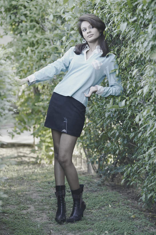 一个人,站,笑,微笑,露齿笑,竖图,室外,白天,正面,亚洲,仅一个年轻女性,仅一个女性,仅一个人,服装,注视,休闲装,衣服,观察,看,站着,休闲,休闲服,服饰,观看,察看,关注,挡书板,书挡,书夹,书立,年轻女性,女人,女性,亚洲人,印度人,站立,彩图,全身