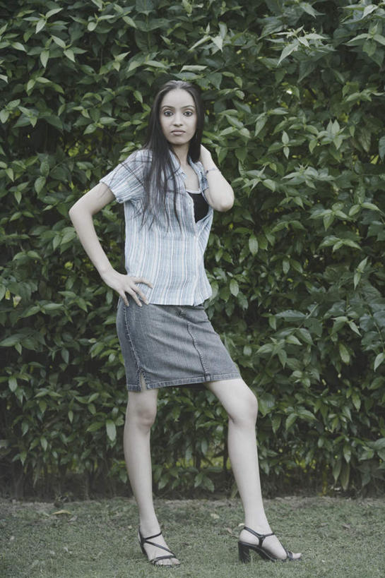 一个人,站,摸,竖图,室外,白天,正面,高跟鞋,时尚,植物,鞋子,亚洲,仅一个年轻女性,仅一个女性,仅一个人,抚摸,服装,环保,防护,注视,休闲装,手叉腰,树,树木,衣服,绿色,自然,叉腰,观察,看,站着,休闲,休闲服,服饰,生长,成长,观看,察看,关注,美好,美妙,时髦,间隔,美观,雅观,时兴,绿篱,生篱,树篱,植篱,年轻女性,女人,女性,亚洲人,印度人,触摸,接触,站立,彩图,全身