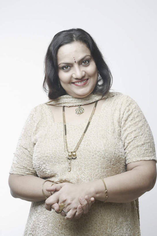 痣,一个人,笑,微笑,露齿笑,竖图,室内,白天,白色背景,正面,民族服装,亚洲,仅一个女性,仅一个人,握,服装,注视,衣服,观察,看,祈福,仅一个中年女性,握着,摄影,服饰,影棚,观看,飘逸,察看,衣着,庄重,穿着,关注,追求,纱丽,吉祥痣,朱砂痣,雅致,避邪,消灾,衣饰,纱丽服,清婉,妍丽,迪勒格,女人,女性,中年女性,亚洲人,印度人,半身,彩图,影棚拍摄,传统服装,民俗服,拍摄,奢华