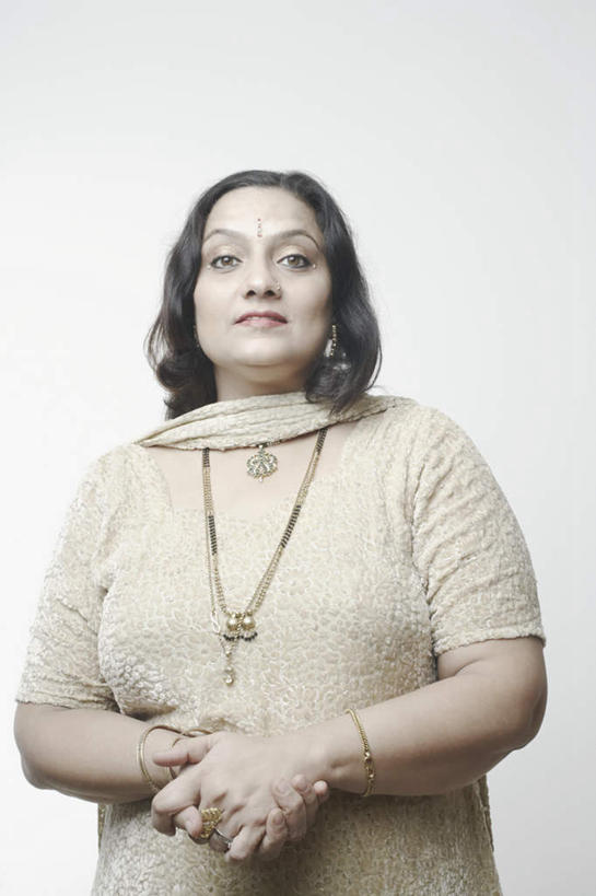 痣,一个人,笑,微笑,露齿笑,竖图,室内,白天,白色背景,正面,民族服装,亚洲,仅一个女性,仅一个人,握,服装,注视,衣服,观察,看,祈福,仅一个中年女性,握着,摄影,服饰,影棚,观看,飘逸,察看,衣着,庄重,穿着,关注,追求,纱丽,吉祥痣,朱砂痣,雅致,避邪,消灾,衣饰,纱丽服,清婉,妍丽,迪勒格,女人,女性,中年女性,亚洲人,印度人,半身,彩图,影棚拍摄,传统服装,民俗服,拍摄,奢华