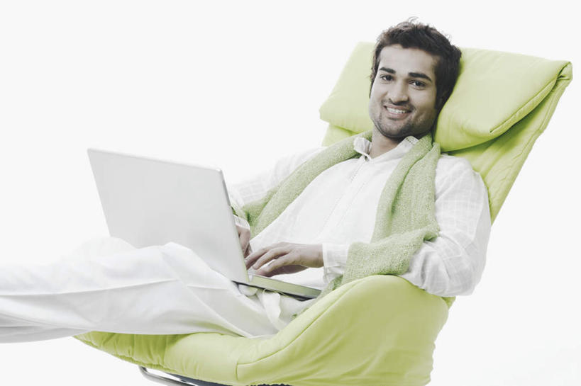 一个人,坐,笑,微笑,露齿笑,横图,室内,白天,白色背景,正面,民族服装,电脑,笔记本电脑,沙发,亚洲,仅一个男性,仅一个人,敲打,服装,装饰,网络,注视,输入,通讯设备,仅一个年轻男性,衣服,绿色,围巾,打字,观察,看,温暖,摄影,服饰,影棚,围脖,观看,保暖,点击,华丽,敲击,点缀,察看,无线,衣着,御寒,穿着,关注,通信设备,无线网络,布艺沙发,无线上网,便携式电脑,衬托,美观,雅致,雅观,衣饰,甘丹寺,按键,手提电脑,男人,男性,年轻男性,亚洲人,印度人,坐着,半身,彩图,影棚拍摄,传统服装,民俗服,拍摄