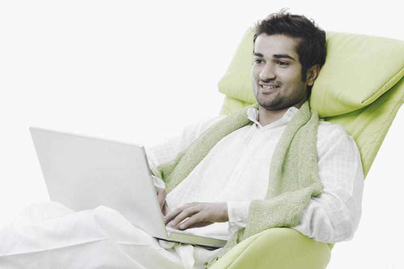 一个人,坐,笑,微笑,露齿笑,横图,室内,白天,白色背景,正面,民族服装,电脑,笔记本电脑,沙发,亚洲,仅一个男性,仅一个人,敲打,服装,装饰,网络,注视,输入,通讯设备,仅一个年轻男性,衣服,绿色,围巾,打字,观察,看,温暖,摄影,服饰,影棚,围脖,观看,保暖,点击,华丽,敲击,点缀,察看,无线,衣着,御寒,穿着,关注,通信设备,无线网络,布艺沙发,无线上网,便携式电脑,衬托,美观,雅致,雅观,衣饰,甘丹寺,按键,手提电脑,男人,男性,年轻男性,亚洲人,印度人,坐着,半身,彩图,影棚拍摄,传统服装,民俗服,拍摄