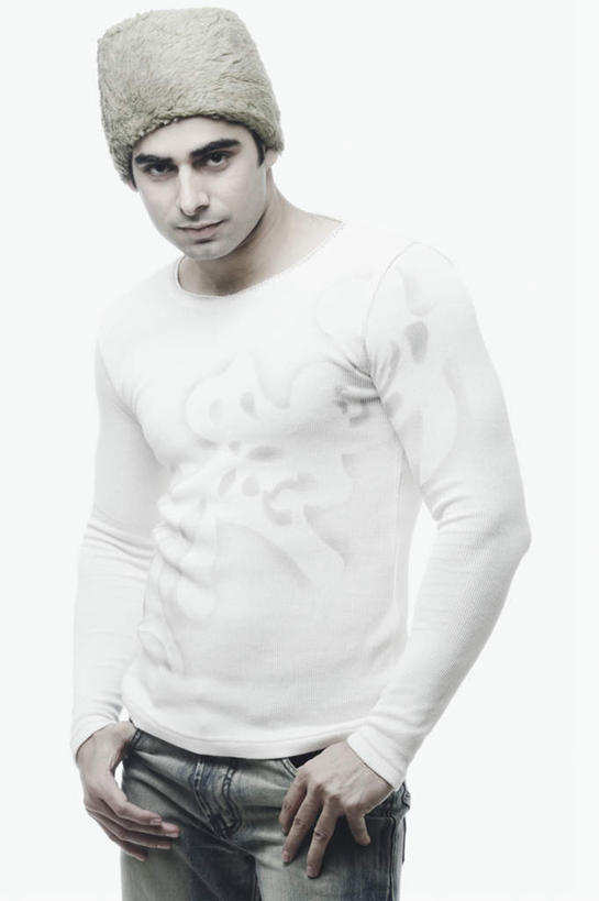 一个人,站,竖图,室内,白天,白色背景,正面,帽子,亚洲,仅一个男性,仅一个人,服装,裤子,注视,牛仔裤,休闲装,仅一个年轻男性,衣服,观察,看,站着,休闲,休闲服,摄影,服饰,影棚,观看,察看,关注,双手抄兜,双手放兜,无边帽,男人,男性,年轻男性,亚洲人,印度人,插兜,两手抄兜,两手放兜,手插兜,手放口袋,站立,半身,彩图,影棚拍摄,拍摄,手抄兜