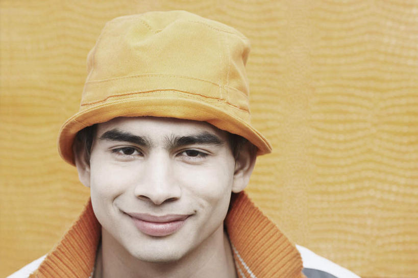 脸,头,脸颊,一个人,笑,微笑,横图,室内,特写,白天,正面,帽子,亚洲,仅一个男性,仅一个人,黄色背景,服装,注视,休闲装,仅一个年轻男性,衣服,观察,看,休闲,休闲服,摄影,服饰,影棚,观看,察看,关注,无边帽,男人,男性,年轻男性,亚洲人,印度人,头部,脸部,脸蛋,面部,半身,彩图,影棚拍摄,拍摄