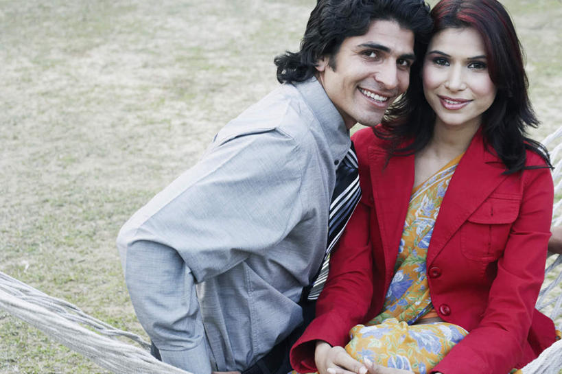 两个人,家庭,夫妻,坐,笑,微笑,露齿笑,横图,俯视,室外,白天,衬衫,爱情,草地,草坪,植物,床,吊床,亚洲,吊挂,悬挂,领带,浪漫,挂,注视,草,绿色,观察,看,享受,温暖,温馨,一家人,恩爱,恋人,观看,和睦,察看,安逸,关注,安适,清闲,男人,男性,年轻男性,年轻女性,女人,女性,亚洲人,印度人,年轻人,夫妇,情侣,坐着,半身,彩图,高角度拍摄,衬衣,伴侣,融洽