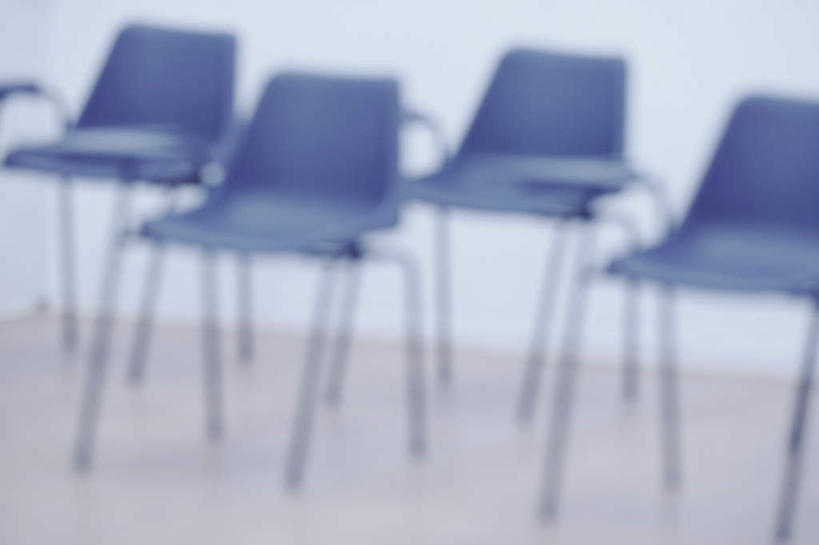 无人,横图,室内,白天,正面,地板,椅子,朦胧,模糊,塑料,地面,木地板,会议椅,塑料制品,办公椅,商务椅,培训椅,彩图