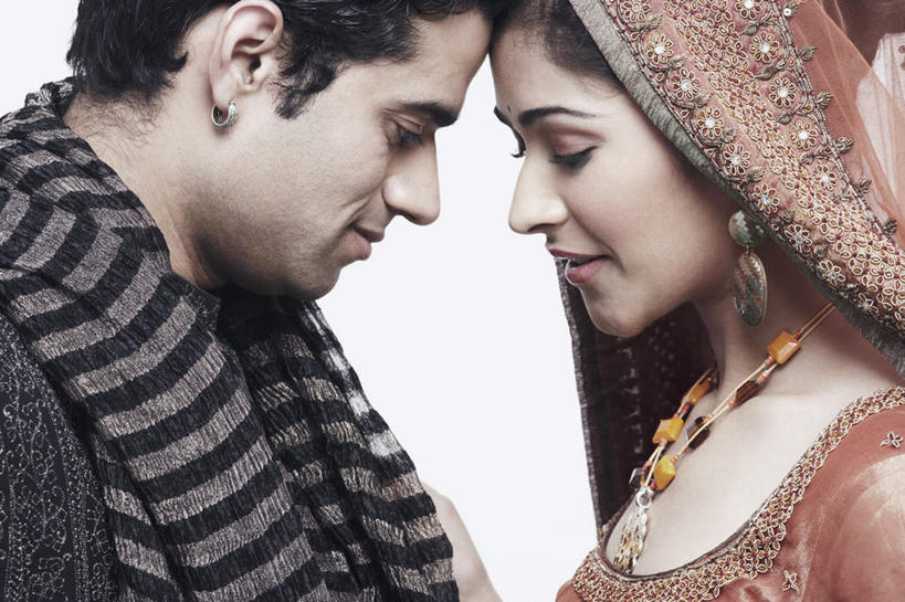 两个人,家庭,夫妻,新娘,新郎,站,笑,微笑,露齿笑,横图,室内,特写,白天,白色背景,侧面,民族服装,爱情,婚礼,快乐,鸟,项链,亚洲,庆祝,装饰,鸟类,结婚,浪漫,依偎,注视,相视,装饰品,耳环,饰品,首饰,围巾,观察,看,靠,靠着,倚靠,站着,温暖,温馨,喜庆,一家人,面对面,恩爱,恋人,摄影,服饰,手镯,影棚,围脖,观看,纪念,飘逸,对视,保暖,华丽,点缀,和睦,察看,倚着,御寒,庄重,关注,追求,鸥,相对,纱丽,银鸥,相看,依附,依赖,投靠,衬托,美观,雅致,雅观,耳饰,纱丽服,清婉,妍丽,黑背鸥,黄腿鸥,男人,男性,年轻男性,年轻女性,女人,女性,亚洲人,印度人,年轻人,夫妇,情侣,站立,半身,彩图,影棚拍摄,传统服装,民俗服,高兴,拍摄,伴侣,融洽,奢华