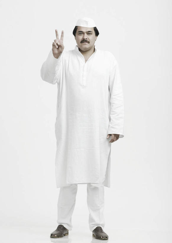 一个人,站,竖图,室内,白天,白色背景,正面,民族服装,快乐,兴奋,骄傲,成功,胜利,帽子,亚洲,仅一个男性,仅一个人,仅一个中年男性,服装,注视,衣服,观察,看,手势,站着,自信,摄影,服饰,影棚,观看,察看,衣着,穿着,关注,无边帽,衣饰,男人,男性,中年男性,亚洲人,印度人,站立,彩图,全身,影棚拍摄,传统服装,民俗服,欢乐,开心,拍摄