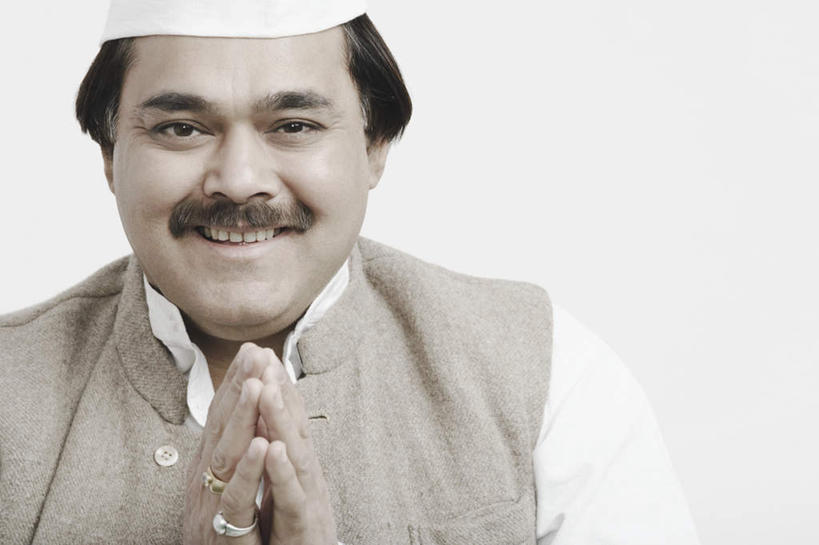 脸,头,脸颊,手,一个人,笑,微笑,露齿笑,横图,室内,特写,白天,白色背景,正面,民族服装,帽子,亚洲,仅一个男性,仅一个人,仅一个中年男性,服装,祝福,注视,虔诚,衣服,观察,看,祈祷,双手合十,手部,摄影,服饰,影棚,观看,察看,衣着,穿着,关注,感谢,合掌,合十礼,合掌礼,合十,莲华合掌,感恩,无边帽,衣饰,男人,男性,中年男性,亚洲人,印度人,头部,脸部,脸蛋,面部,半身,彩图,影棚拍摄,传统服装,民俗服,拍摄