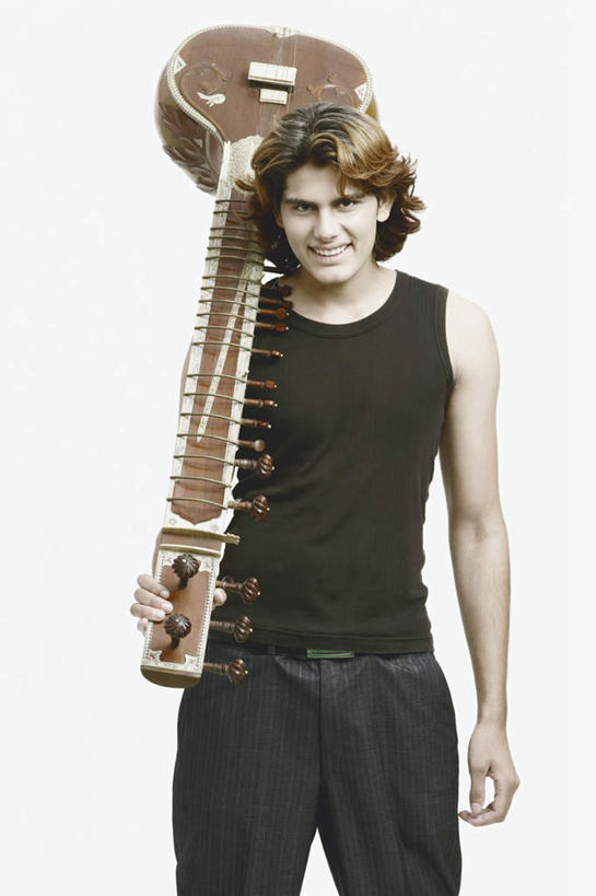 一个人,站,笑,微笑,露齿笑,竖图,室内,白天,白色背景,正面,亚洲,仅一个男性,仅一个人,握,服装,褐色,乐器,弦乐器,拿,拿着,注视,休闲装,腰带,仅一个年轻男性,衣服,观察,看,站着,休闲,休闲服,握着,摄影,服饰,影棚,观看,皮带,察看,关注,弹拨弦鸣乐器,配饰,裤带,班卓琴,男人,男性,年轻男性,亚洲人,印度人,站立,半身,彩图,影棚拍摄,拍摄,弹拨弦乐器