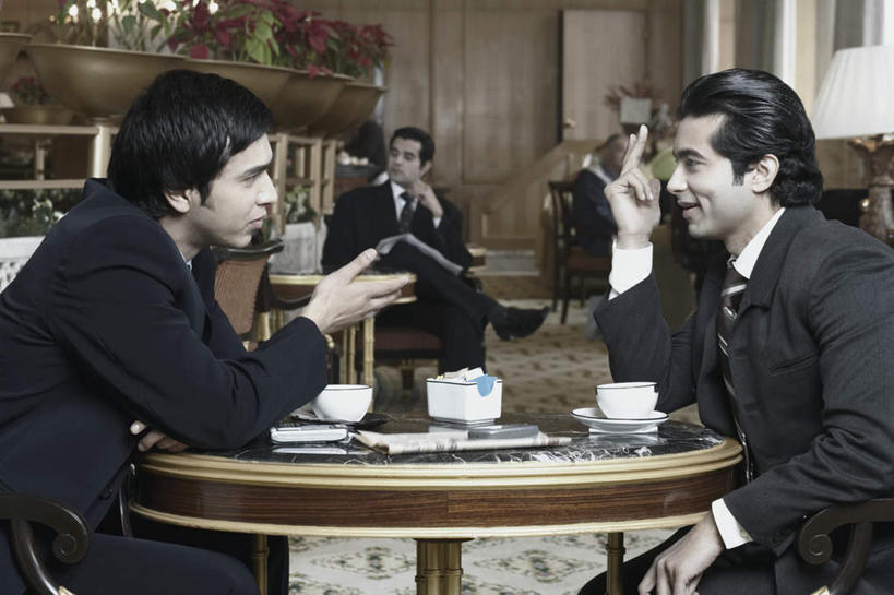 三个人,商务人士,商务男性,客厅,坐,说,打电话,横图,室内,白天,侧面,衬衫,西装,讨论,沙发,桌子,杯子,电话,手机,亚洲,套装,正装,朦胧,模糊,瓷器,咖啡杯,陶瓷制品,注视,职业装,通讯设备,观察,看,观看,察看,起居室,关注,瓷杯,商务装,布艺沙发,工薪阶层,交流,男人,男性,年轻男性,亚洲人,印度人,白领,上班族,沟通,讲话,交谈,商讨,说话,谈话,通话,坐着,半身,彩图,衬衣