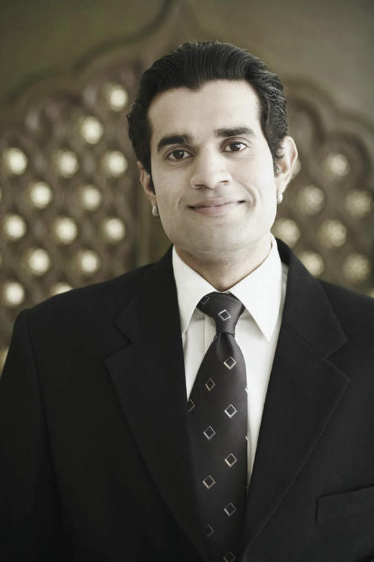 一个人,商务人士,商务男性,站,笑,微笑,竖图,室内,白天,正面,衬衫,西装,门,亚洲,仅一个男性,仅一个人,花纹,套装,正装,节日,朦胧,模糊,领带,注视,职业装,文化,仅一个年轻男性,门框,观察,看,祈祷,站着,健康,许愿,宗教,信仰,观看,纪念,祈求,察看,镀金,关注,商务装,工薪阶层,平安,男人,男性,年轻男性,亚洲人,印度人,白领,上班族,站立,半身,彩图,衬衣