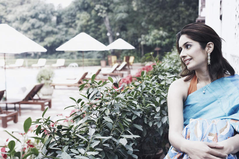 一个人,坐,笑,微笑,露齿笑,横图,室外,白天,正面,民族服装,植物,项链,亚洲,仅一个年轻女性,仅一个女性,仅一个人,戴,朦胧,模糊,伞,遮阳伞,扭头,注视,装饰品,树,树木,绿色,自然,耳环,饰品,首饰,观察,看,转头,服饰,生长,成长,抱膝,观看,飘逸,察看,庄重,关注,追求,纱丽,雅致,耳饰,纱丽服,清婉,妍丽,年轻女性,女人,女性,亚洲人,印度人,屈膝,坐着,半身,彩图,传统服装,民俗服,奢华