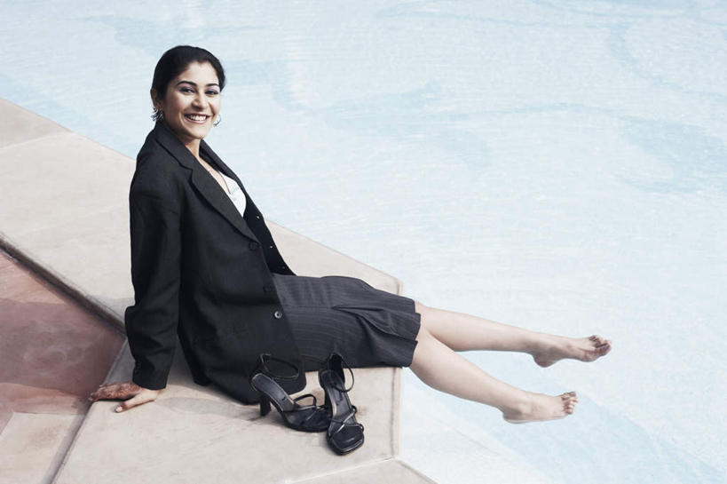 腿部,脚,脚趾,脚趾甲,腿,一个人,游泳池,坐,笑,微笑,露齿笑,横图,俯视,室外,白天,高跟鞋,西装,职员,水,鞋子,亚洲,仅一个年轻女性,仅一个女性,仅一个人,撑,套装,正装,朦胧,模糊,水池,水面,注视,职业装,光脚,泳池,观察,看,赤脚,观看,察看,撑着,关注,年轻女性,女人,女性,亚洲人,印度人,脚指甲,白领,商人,上班族,坐着,彩图,高角度拍摄,全身,白领阶层,办公室职员