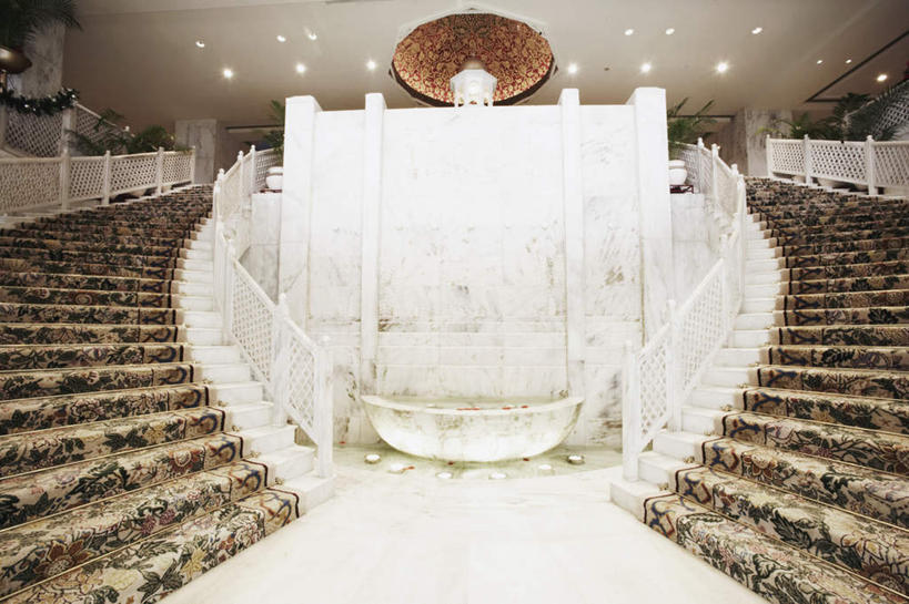 无人,宾馆,栏杆,横图,室内,白天,仰视,水,地毯,楼梯,喷泉,飞溅,溅,扶手,液体,阶梯,景观,水滴,灯光,文化,护栏,台阶,灯,水珠,灯具,品味,照明设备,喷洒,水景,美观,设计,彩图,低角度拍摄,客店,客栈,旅店,旅馆,旅舍,汽车旅馆