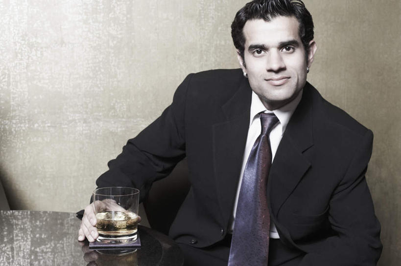 威士忌,一个人,坐,笑,微笑,横图,室内,白天,正面,衬衫,西装,职员,餐桌,桌子,杯子,亚洲,仅一个男性,仅一个人,撑,握,套装,正装,杯垫,领带,酒类,拿,拿着,注视,职业装,玻璃制品,酒,饮料,仅一个年轻男性,水杯,观察,看,握着,餐台,观看,察看,撑着,关注,烈酒,男人,男性,年轻男性,亚洲人,印度人,白领,商人,上班族,玻璃杯,坐着,半身,彩图,衬衣,白领阶层,办公室职员