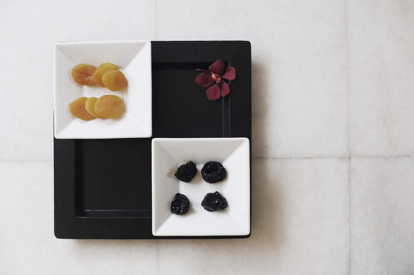 点心,无人,横图,俯视,室内,特写,白天,餐具,朦胧,模糊,盛开,瓷砖,地砖,碟子,盘,食品,地面,花蕾,花,花瓣,花朵,鲜花,食物,红色,盘子,碟,干果,零食,花苞,花蕊,蜜饯,彩图,高角度拍摄