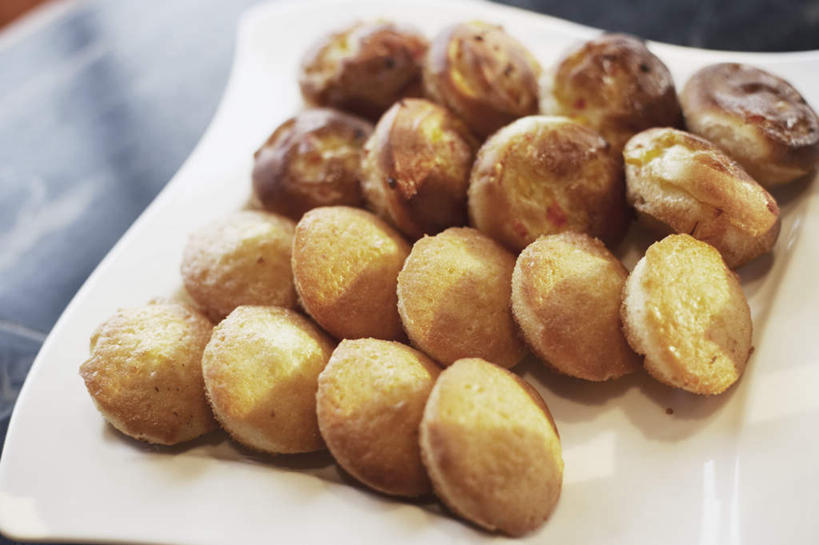 点心,无人,横图,俯视,室内,特写,白天,下午茶,餐具,一排,朦胧,模糊,碟子,盘,食品,松饼,食物,糕点,排列,盘子,碟,队列,玛芬蛋糕,彩图,高角度拍摄