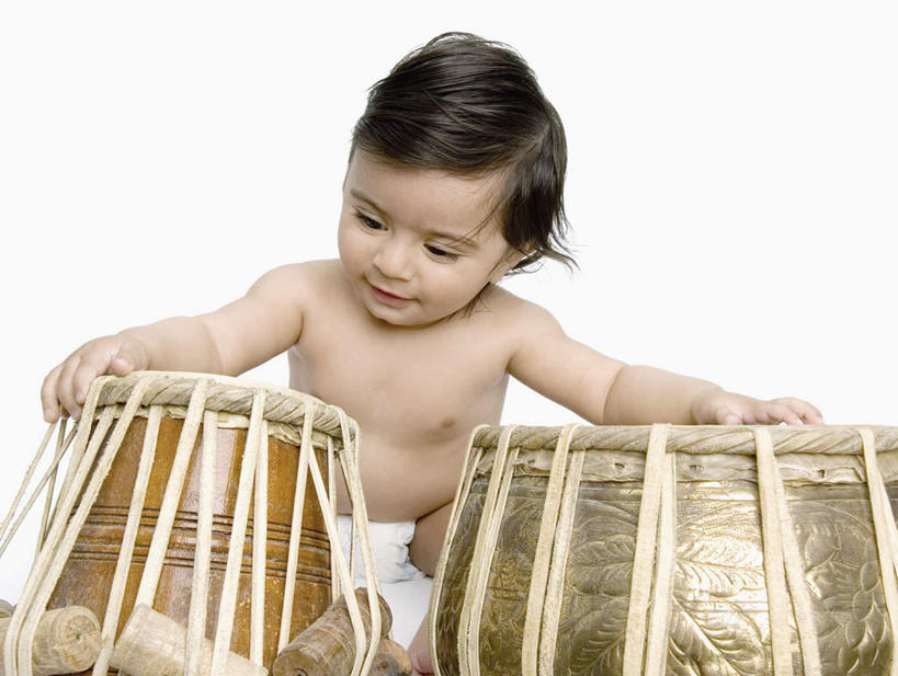 儿童,一个人,坐,横图,室内,白天,白色背景,正面,游戏,纯洁,亚洲,仅一个男性,仅一个人,风俗,民俗,鼓,乐器,玩,注视,娱乐,裸露,尿布,纸尿裤,尿不湿,小孩,观察,看,仅一个小孩,休闲,可爱,童年,童趣,摄影,影棚,观看,打击乐器,察看,节奏,节拍,纸尿布,关注,裸,童真,烂漫,无邪,纸尿片,非洲鼓,民风,传统乐器,天真,男孩,男人,男性,亚洲人,印度人,孩子,玩耍,嬉戏,坐着,半身,彩图,影棚拍摄,拍摄,男生