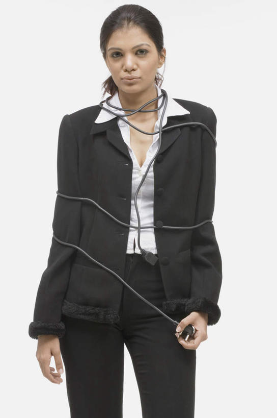 一个人,商务人士,商务女性,站,竖图,室内,白天,白色背景,正面,亚洲,仅一个年轻女性,仅一个女性,仅一个人,握,套装,电力,插头,电线,线,电能,拿,线路,拿着,注视,观察,看,站着,握着,摄影,影棚,观看,电,电源,电源线,察看,关注,商务装,能量,绑着,工薪阶层,年轻女性,女人,女性,亚洲人,印度人,白领,上班族,站立,半身,彩图,影棚拍摄,拍摄